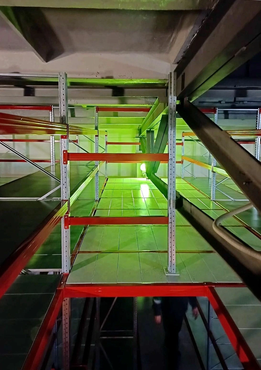 Мезонинный стеллаж трехэтажный, на рамах